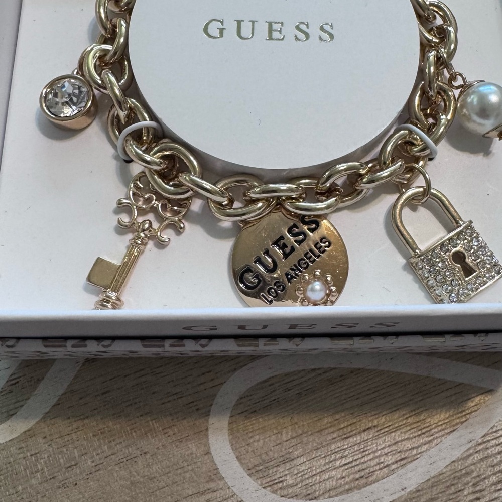 Guess NIB Gold Charm Bracelet Key & lock, gold,rhinestone Adjustable Length gift - Picture 5 of 6